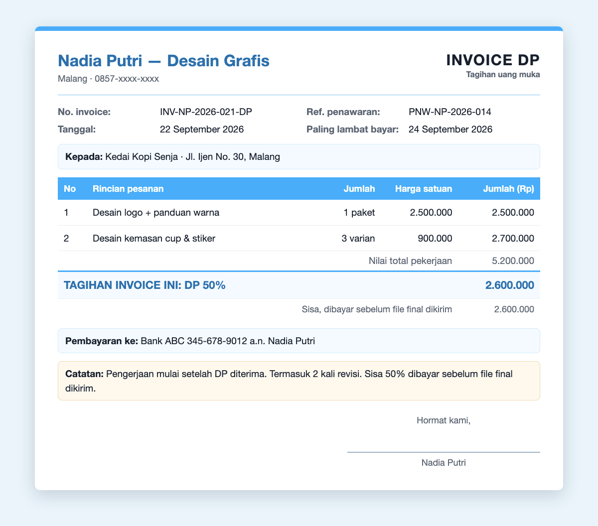 Contoh invoice DP jasa perorangan: desain logo dan kemasan untuk Kedai Kopi Senja, total pekerjaan 5.200.000, DP 50 persen 2.600.000, sisa 2.600.000 sebelum file final dikirim