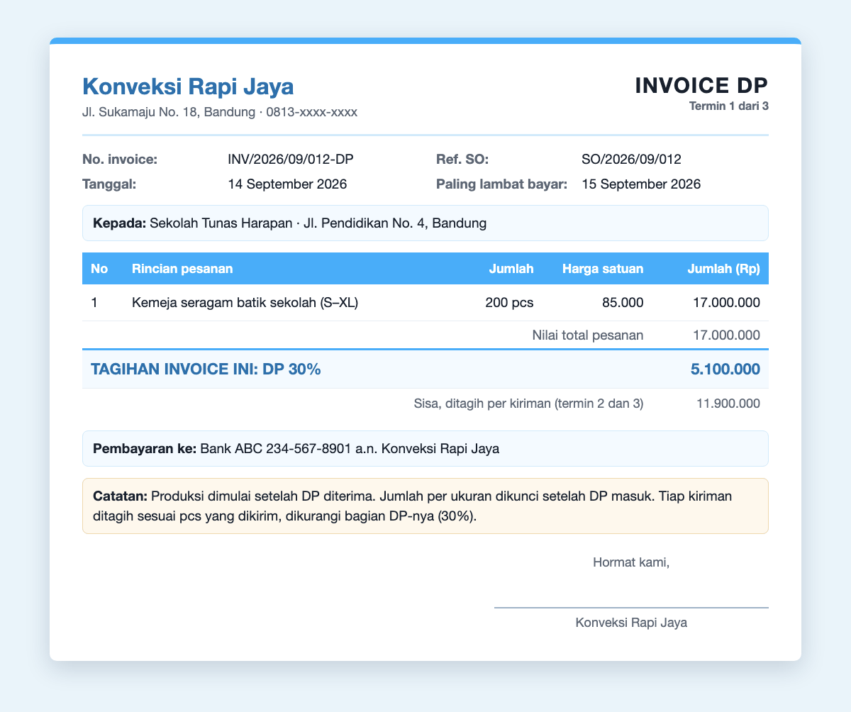 Contoh invoice DP 30 persen konveksi: Konveksi Rapi Jaya ke Sekolah Tunas Harapan, INV/2026/09/012-DP, 200 kemeja seragam total 17.000.000, tagihan DP 5.100.000, sisa 11.900.000 ditagih per kiriman