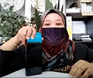 Puan Nor Azita menggunakan POS device Niagawan
